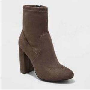 Brown suede zipper side booties